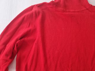 Jersey rojo de cuello alto