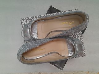 Tacones plateados de fiesta