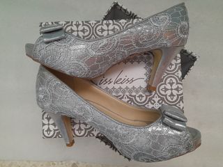 Tacones plateados de fiesta