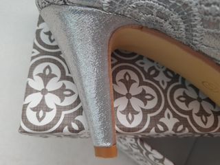 Tacones plateados de fiesta