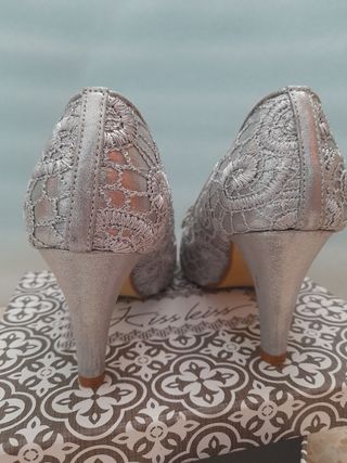 Tacones plateados de fiesta