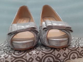 Tacones plateados de fiesta