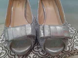 Tacones plateados de fiesta