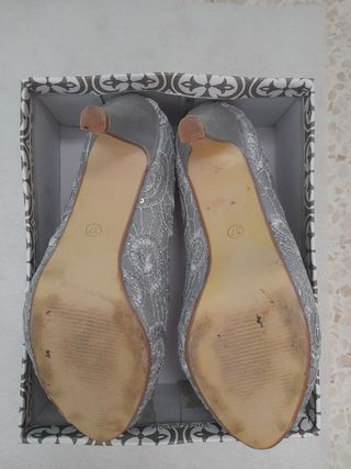 Tacones plateados de fiesta