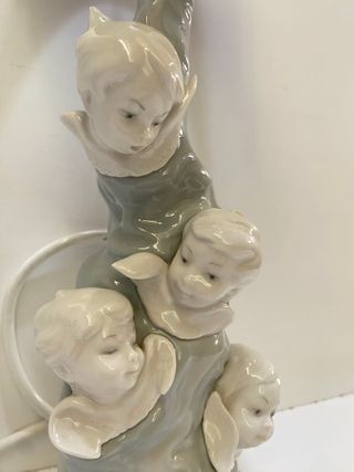 LAMPARA DE MESA ANTIGUA PORCELANA ANGELES RELIEVE