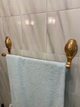 Accesorios baño metal dorado en conjunto
