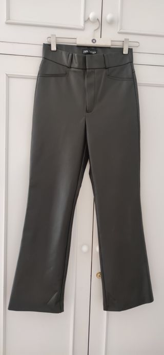 Pantalón imitación cuero mujer de Zara