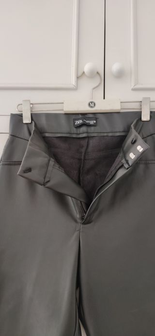 Pantalón imitación cuero mujer de Zara