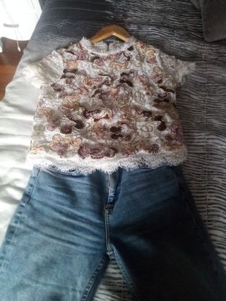 Top bordado beige y pantalón vaquero mujer