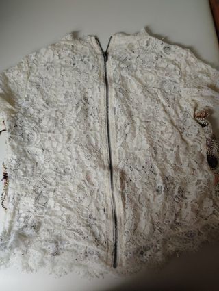 Top bordado beige y pantalón vaquero mujer