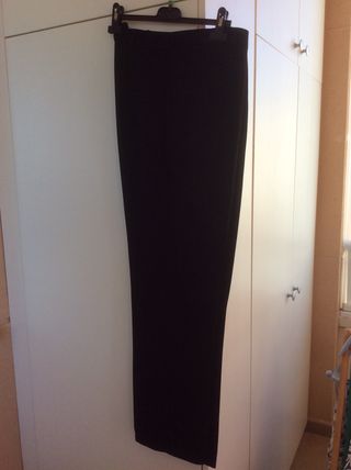 Pantalón negro.
