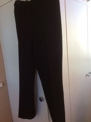 Pantalón negro.