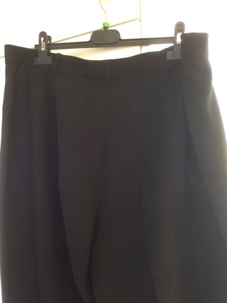 Pantalón negro.