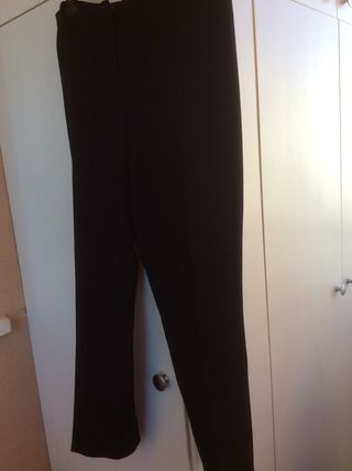Pantalón negro.