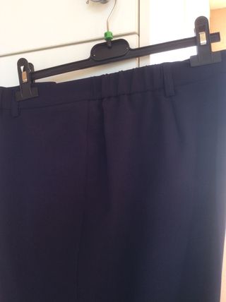 Pantalón azul marino.