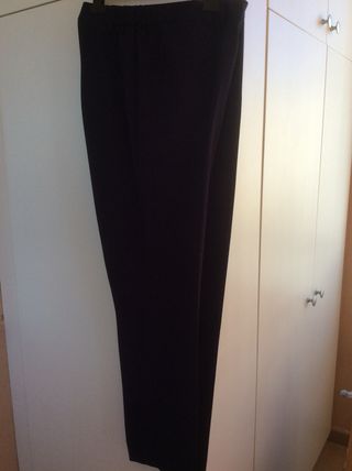 Pantalón azul marino.