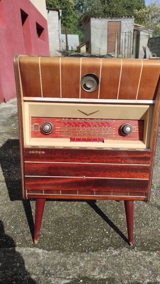 Radio antigua con tocadiscos