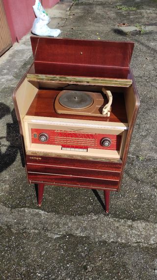 Radio antigua con tocadiscos