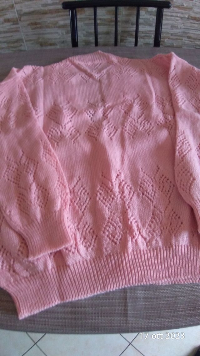 Maglia con bottonatura anteriore.