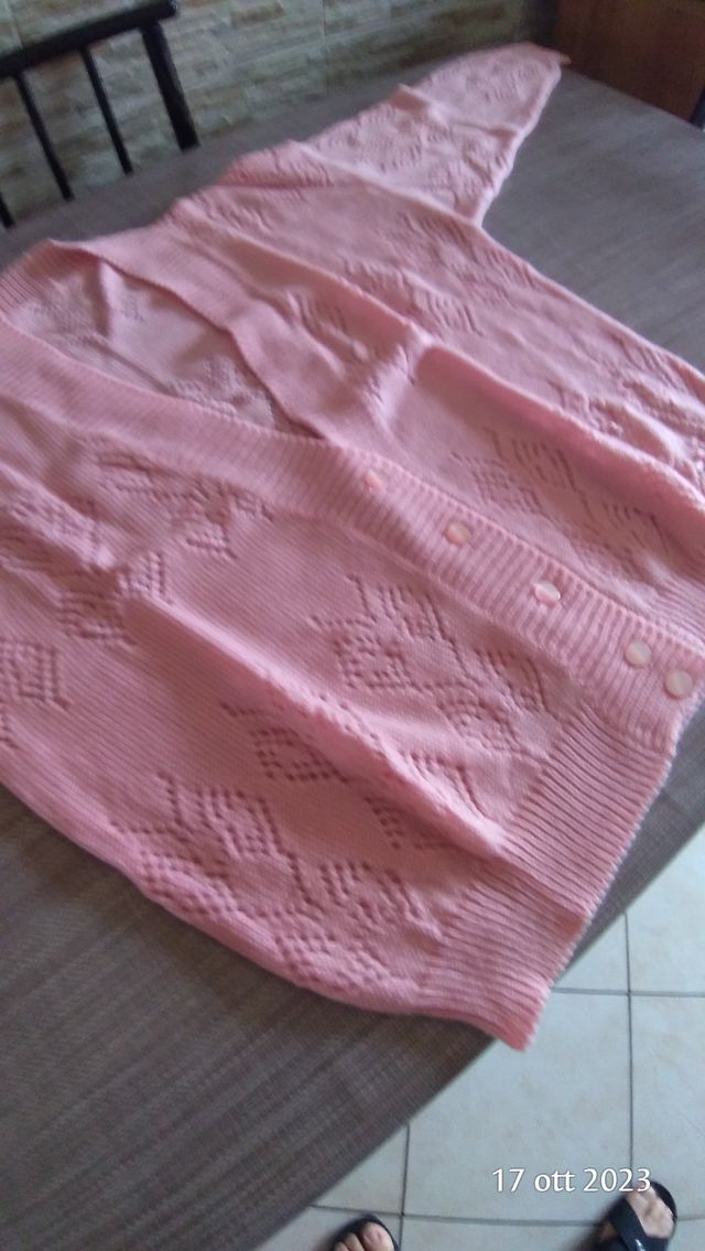 Maglia con bottonatura anteriore.