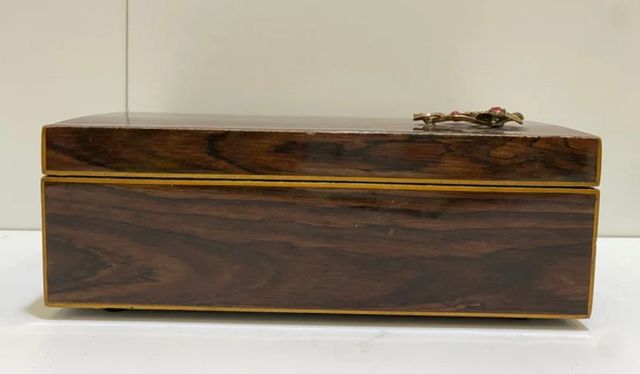 CAJA/JOYERO MUSICAL MADERA CON ADORNO METAL