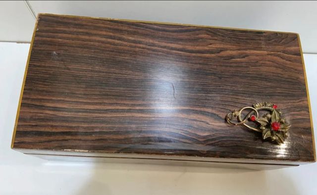 CAJA/JOYERO MUSICAL MADERA CON ADORNO METAL