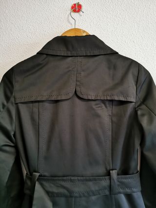 Gabardina de chica talla S de Mango.