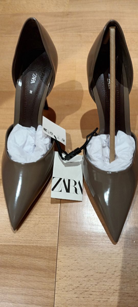 Zapato de tacón tipo charol