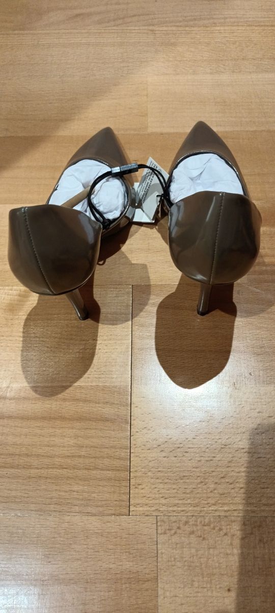 Zapato de tacón tipo charol