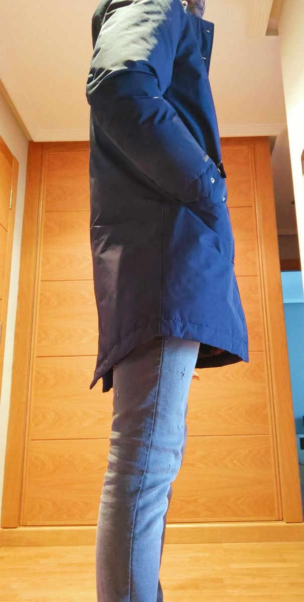 Parka azul marino.