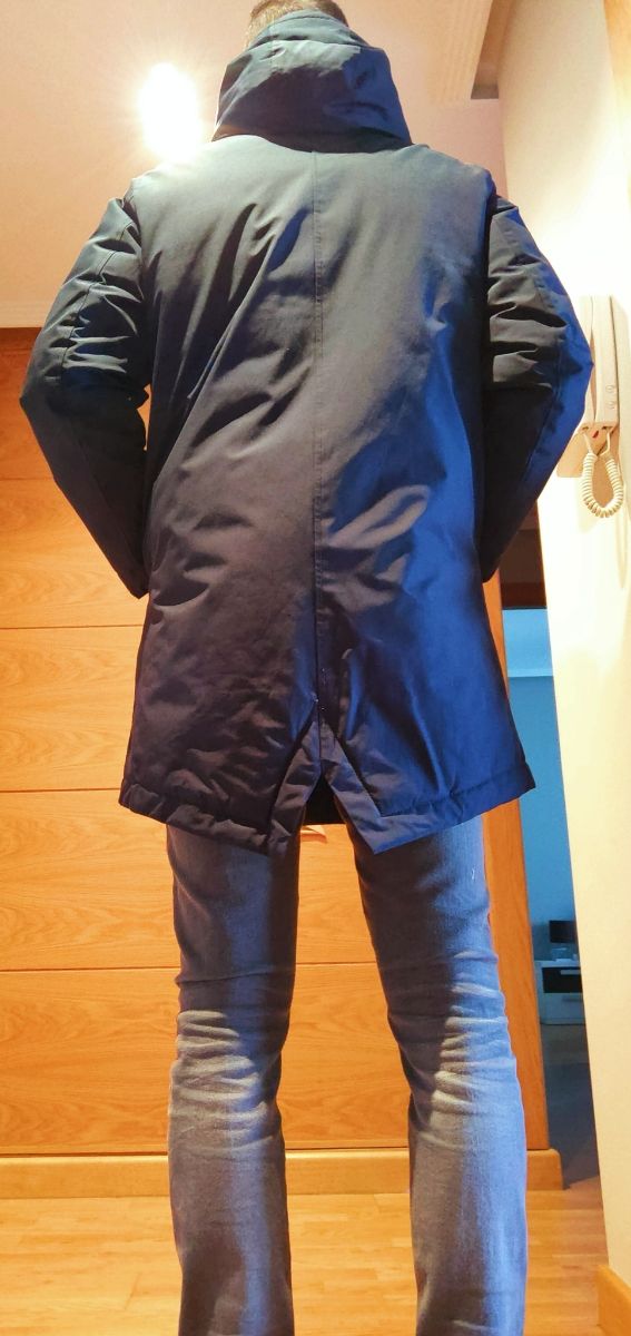 Parka azul marino.