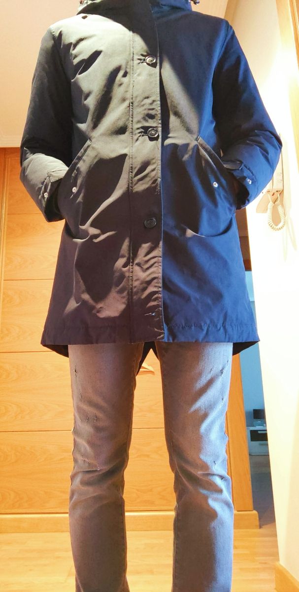 Parka azul marino.