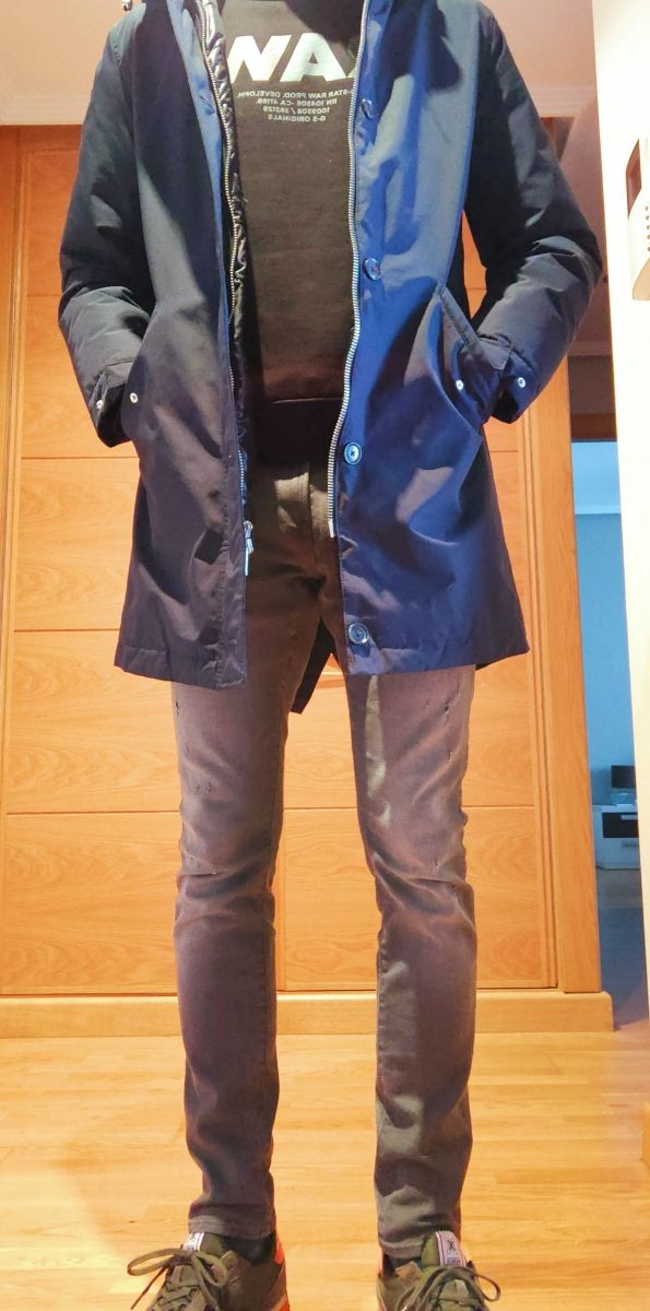 Parka azul marino.