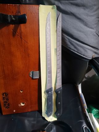 Jamonero con dos cuchillos