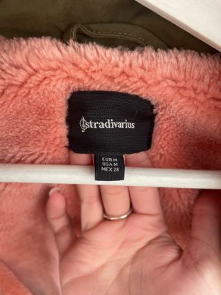 Chaquetón verde con toque rosa