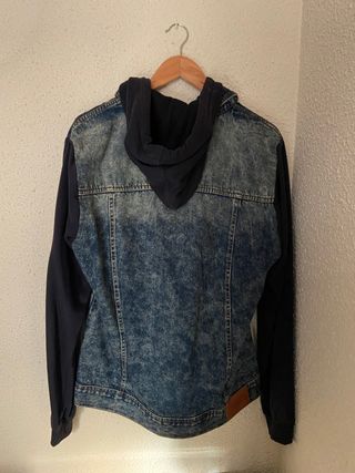 cazadora vaquera con capucha