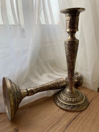 pareja de candelabros metálicos