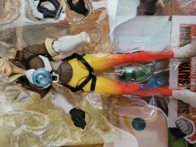 Personaggio Tracer rotto di Hasbro Overwatch 