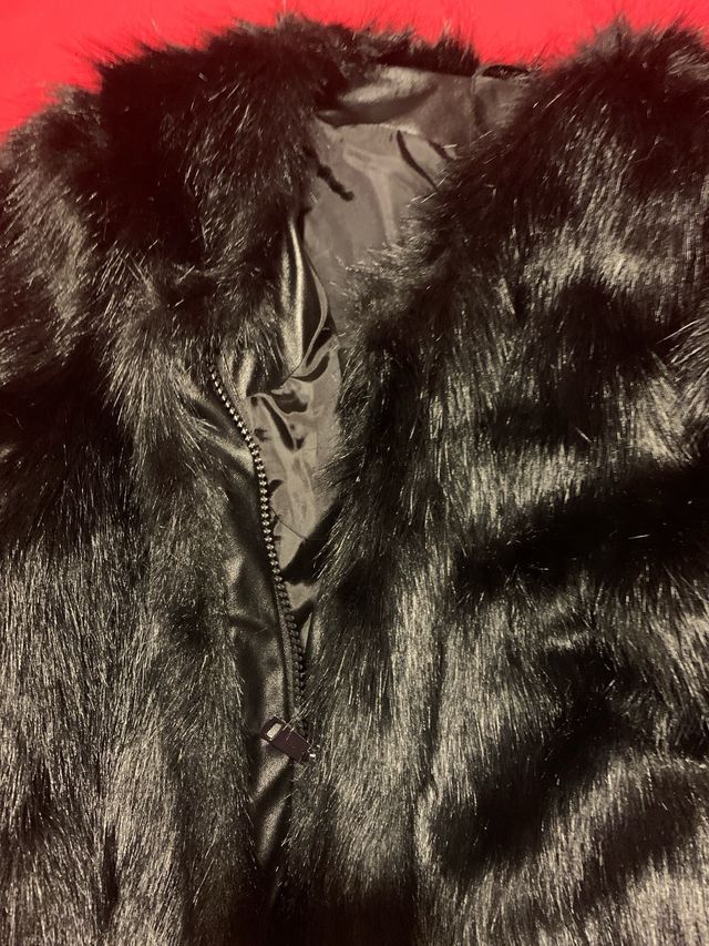 Abrigo de pelo sintetico negro