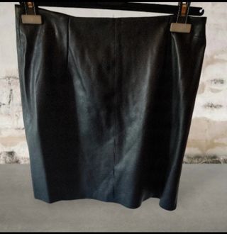 Falda corta polipiel negra "promod".