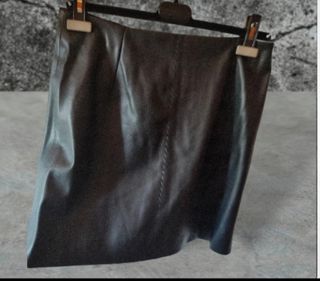 Falda corta polipiel negra "promod".