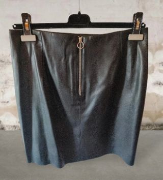 Falda corta polipiel negra "promod".