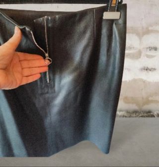 Falda corta polipiel negra "promod".