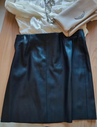 Falda corta polipiel negra "promod".