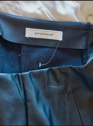 Falda corta polipiel negra "promod".