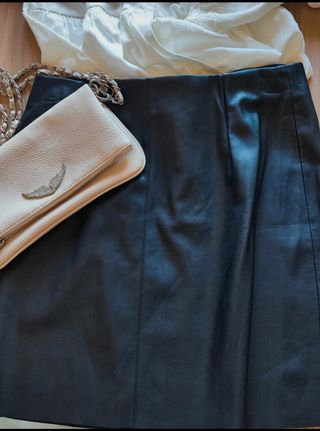 Falda corta polipiel negra "promod".