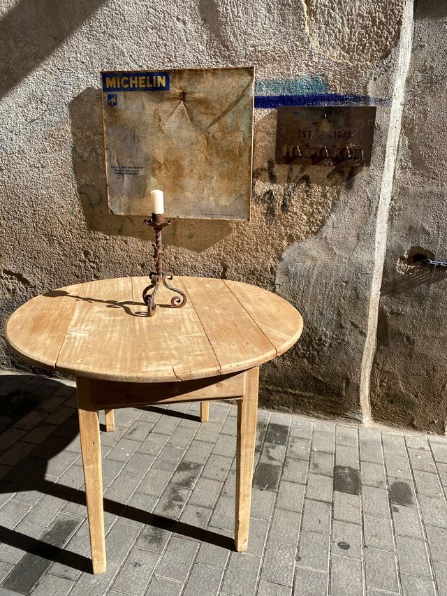 Mesa rústica antigua de masía. restaurada