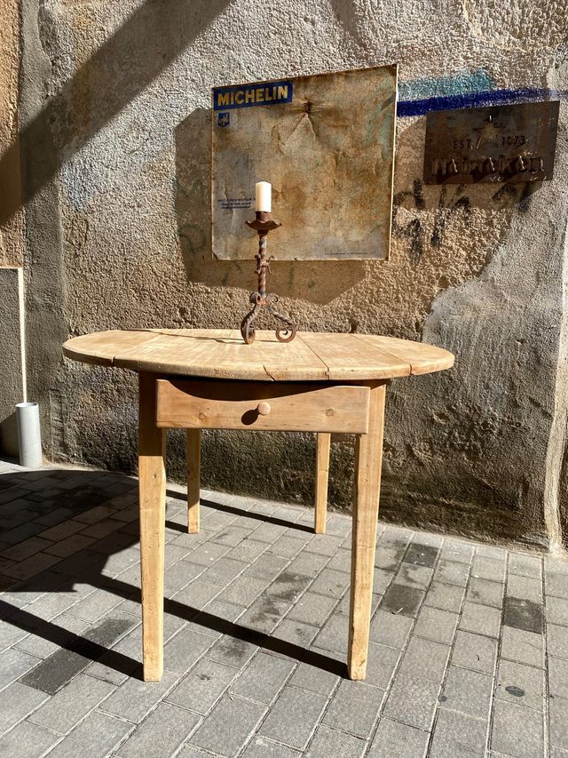 Mesa rústica antigua de masía. restaurada