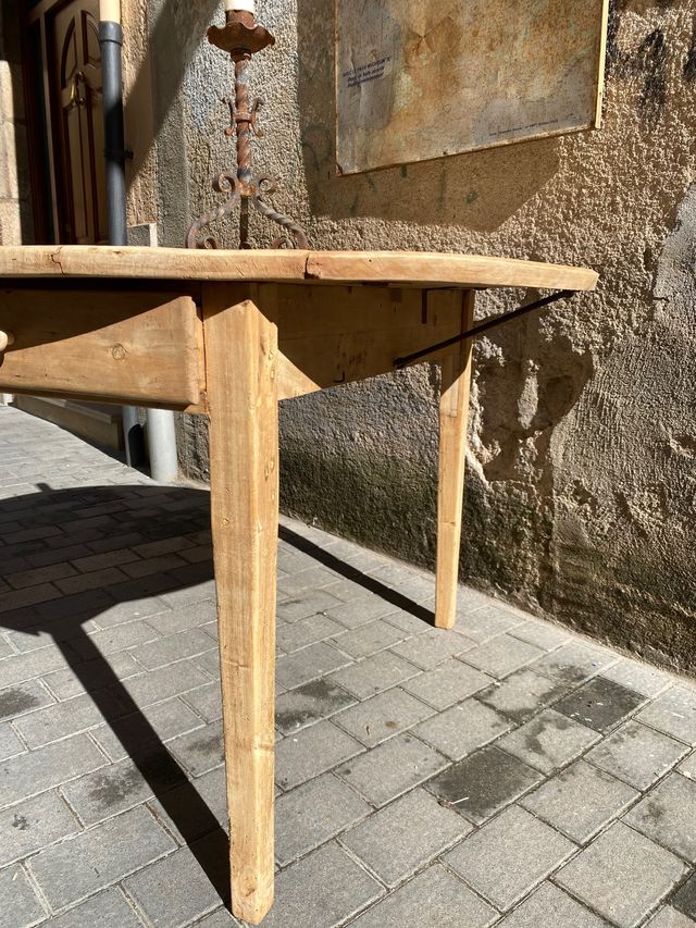 Mesa rústica antigua de masía. restaurada