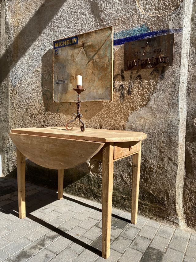 Mesa rústica antigua de masía. restaurada